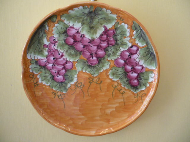 ROUND PLATE  WITH GRAPES AND LEAVES DESIGN P812